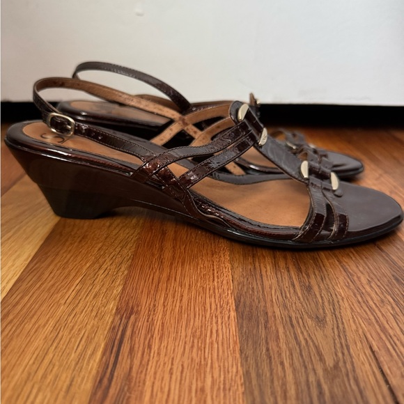 Sofft Brown Patent Leather Slingback Wedge Sandals With Gold Hardware - Picture 5 of 6